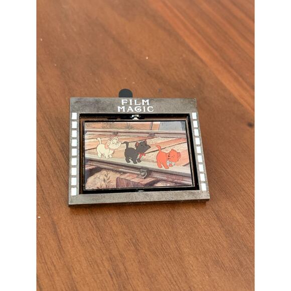 Japan Theatre The Aristocats Film Magic Spinner Disney Trading Pin - Picture 1 of 2